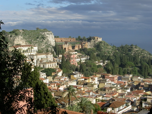 Vista del centro histórico de Taormina con sus típicas casas de teja roja